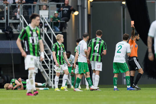 Hammarbys Hampus Skoglund får rött kort av domare