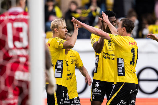 Elfsborgs Leo Östman jublar med lagkamrater