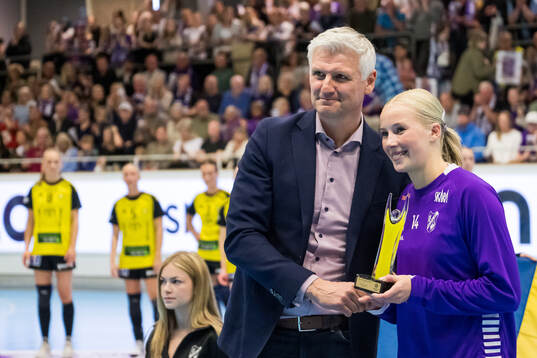 Svensk Elithandbolls Peter Gentzel delar ut priset årets