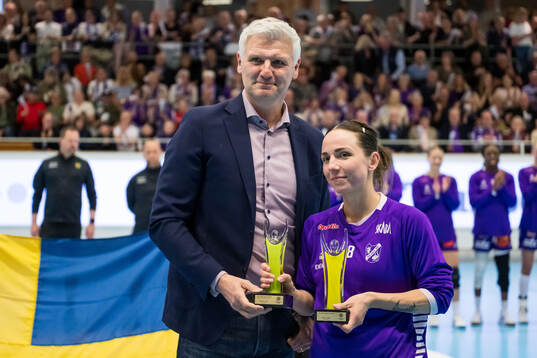 Svensk Elithandbolls Peter Gentzel delar ut priserna årets