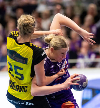 Sävehofs Emma Mihailovic och Skaras Ellen Aronsson