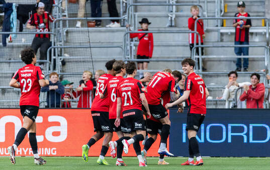 Brommapojkarnas Simon Strand jublar med lagkamrater