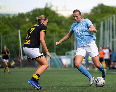 AIKs Ellie Junetoft och Malmö FFs Sara Kanutte