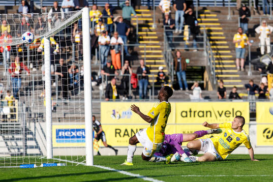 Falkenbergs Wanbe Godwin Aguda gör 3-1 på IFK Värnamos