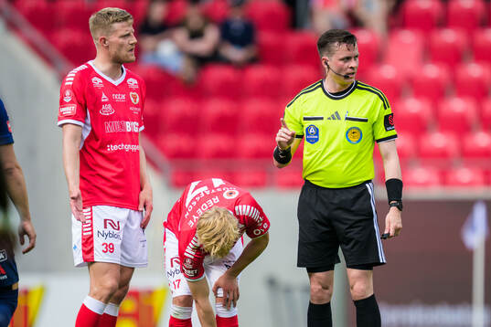 Kalmars Lars Sætra och Carl Gustafsson och Domare Niclas