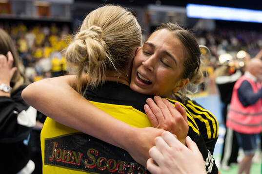 Sävehofs Nina Dano och Emma Mihailovic jublar
