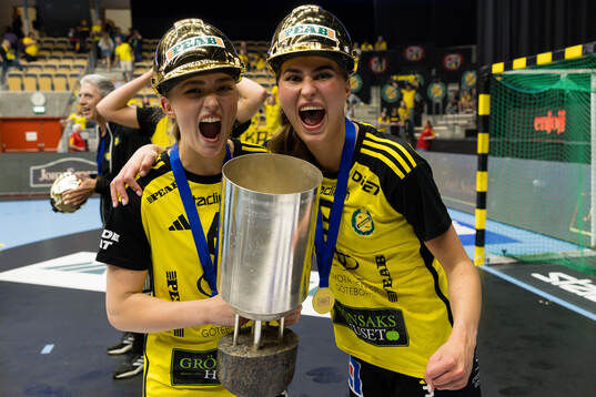 Sävehofs Nova Huselius och Stella Huselius jublar med