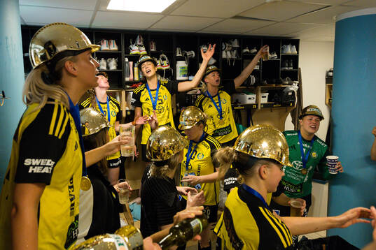 Sävehofs spelare jublar i omklädningsrummet
