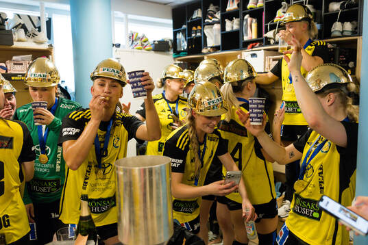 Sävehofs spelare jublar i omklädningsrummet