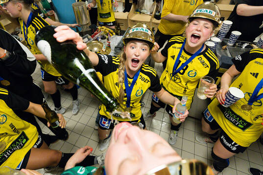 Sävehofs spelare jublar i omklädningsrummet