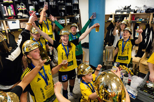 Sävehofs Tilde Skoog och målvakt Elin Lindblom  jublar i