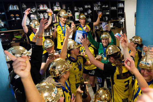 Sävehofs spelare jublar i omklädningsrummet