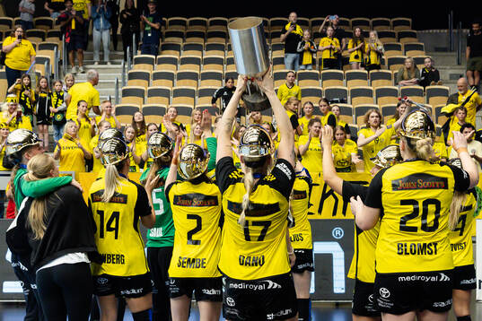 Sävehofs Nina Dano jublar med Bengt Johanssons pokal