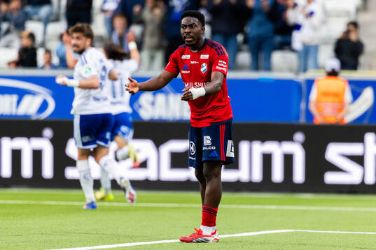 Östers Raymond Adjei reagerar