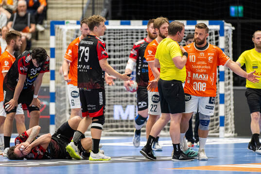 HK Malmös Tim Hilding lihher på golvet medan domare