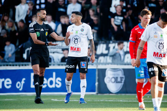 Örebros Ahmed Yasin i diskussion med domare Farouk Nehdi