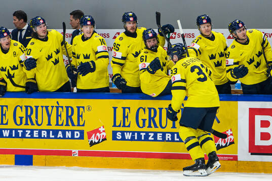 Jakob Silfverberg celebrate with Jacob De La Rose and Viggo