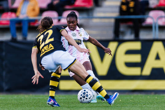 Häckens Monica Jusu Bah och AIKs Anna Oskarsson