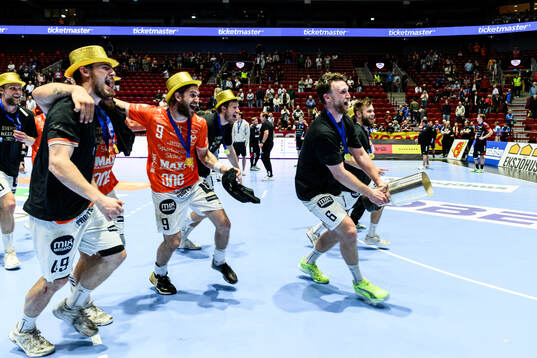 IFK Kristianstads Philip Henningsson jublar med pokalen