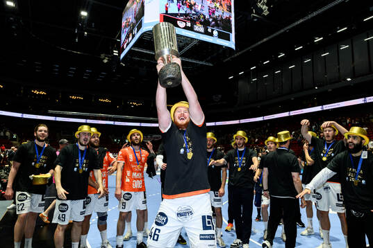 IFK Kristianstads Herman Josefsson jublar med pokalen