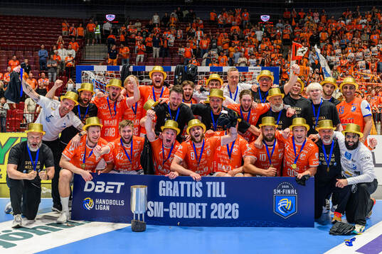 IFK Kristianstads spelare och ledare jublar