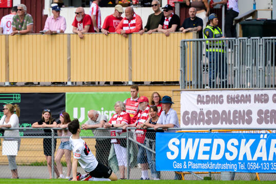 Brommapojkarnas Mads Kristian Hansen jublar