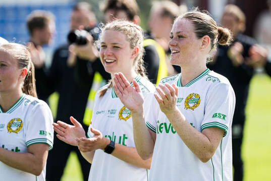 Hammarbys Hannah Sjödahl och Sofia Reidy jublar