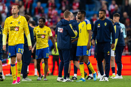Head coach Graham Potter and Alexander Isak of Sweden