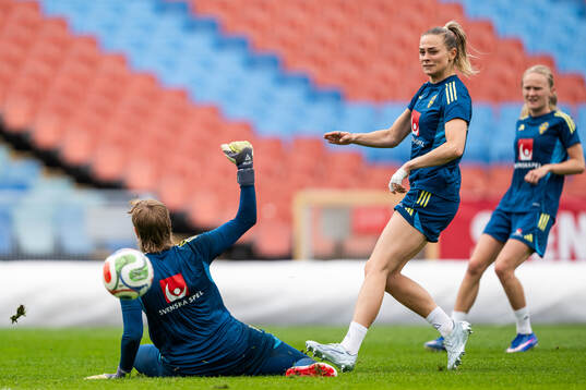Goalkeeper Moa Edrud and Fridolina Rolfö of the Swedish