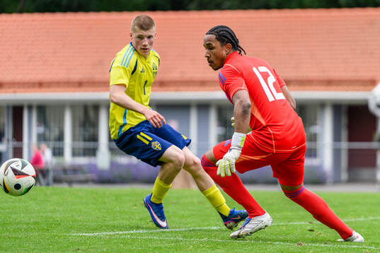Niko Grgic Sallanto and goalkeeper Benjamin Norell