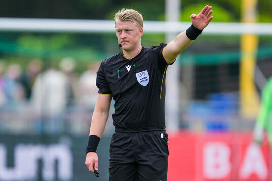 Referee Adam Ladebäck