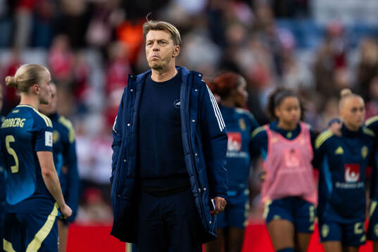 Head coach Tony Gustavsson of Sweden looks dejected