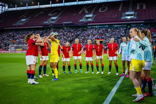 Signe Gaupset, goalkeeper Cecilie Fiskerstrand, Thea