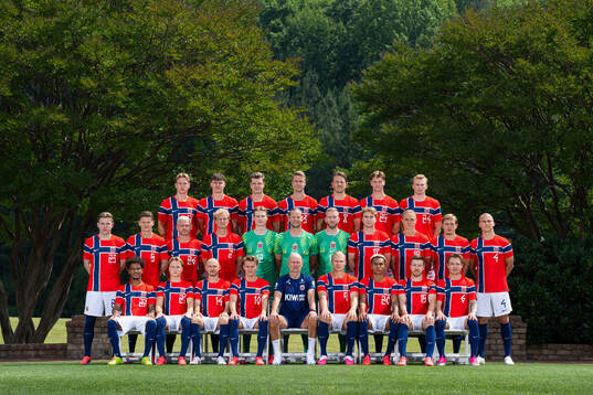 Head coach Ståle Solbakken and players of the Norwegian