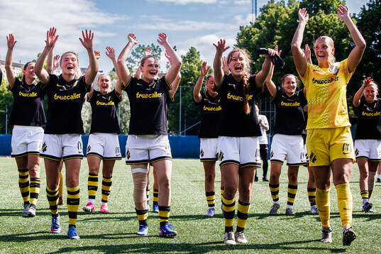 AIKs Ida Björnberg, Ellie Junetoft, Olivia Garcia och