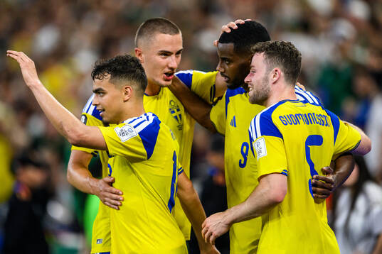 Alexander Isak of Sweden celebrate with Yasin Ayari, Gustaf