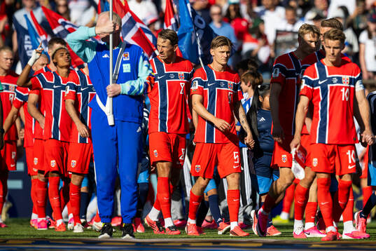 Sander Berge, David Møller Wolfe and players of Norway