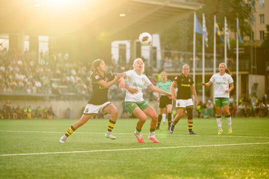 AIKs Haruna Tabata och Hammarbys Mari Nyhagen