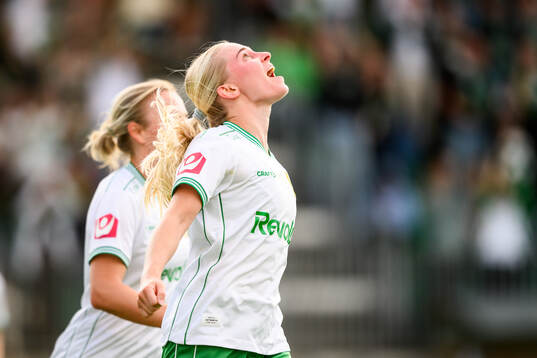 Hammarbys Emilie Joramo jublar