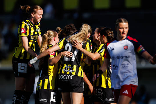 Häckens Felicia Schröder jublar med lagkamrater
