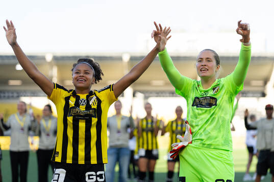 Häckens Felicia Schröder och målvakt Fanney Inga