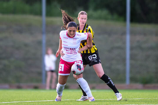 IK Uppsalas Amelia Olofsson och Häckens Emma Östlund