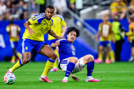 Isak Hien of Sweden and Ayase Ueda of Japan