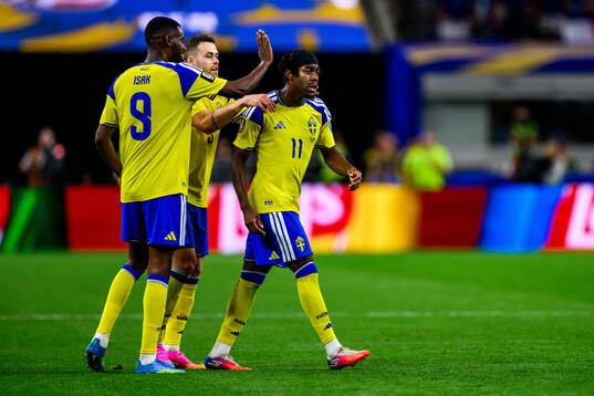 Anthony Elanga of Sweden celebrates scoring 1-1