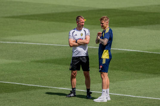 Head coach Graham Potter and Eric Smith of the Swedish