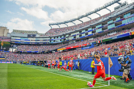 Patrick Berg takes a corner kick