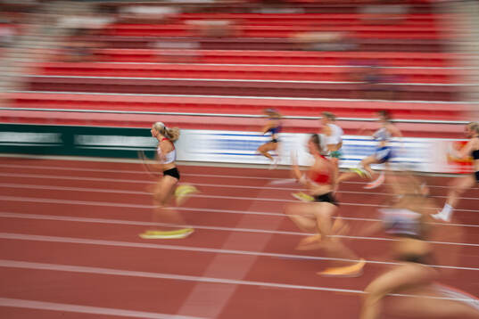 Nora Lindahl, Hässelby SK vinner damernas 100 m i