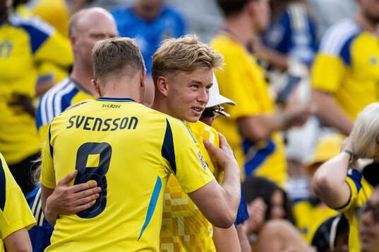 Daniel Svensson of Sweden with family