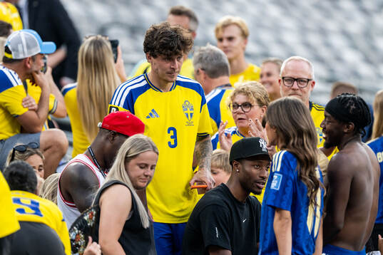 Victor Nilsson Lindelöf of Sweden with his family