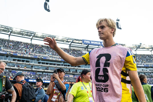Lucas Bergvall of Sweden looks dejected
